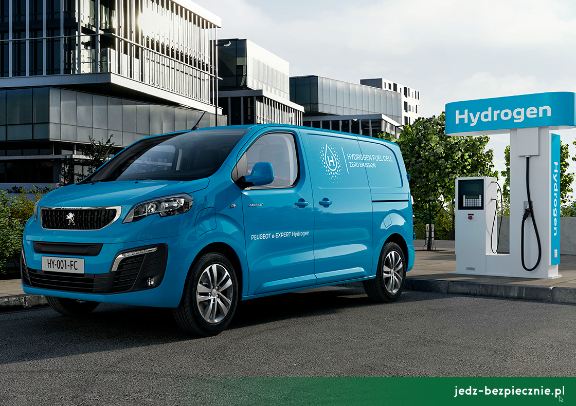 Premiera tygodnia - Peugeot e-Expert Hydrogen - przód auta przy stacji tankowania wodorem
